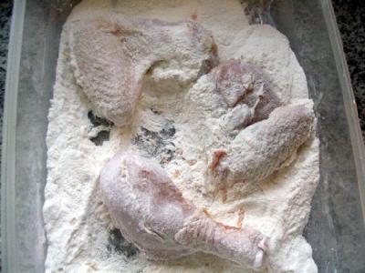 Rebozar las piezas de pollo en harina