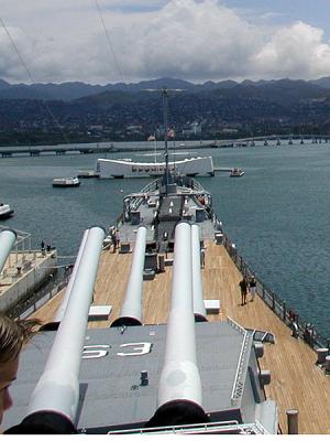 u49/fischerfoto/medium/36198649.uss_arizona_memorial_and_uss_missouri_2003_P1010049.jpg