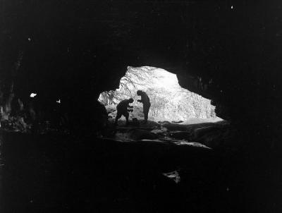 Hervé Butel et Jean Minville - Grotte de l'Ours à Gourette, Avril 1959