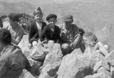 En famille au sommet de l'Ossau en 1949