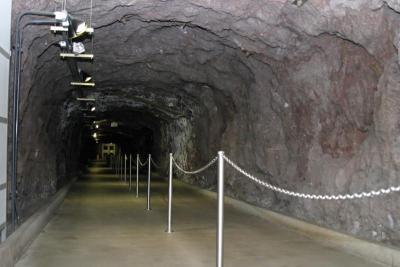 u49/johnny10d/medium/36280478.IMG_5117_filteredlookingdownthetunneltogeneratorsofhooverdam.jpg