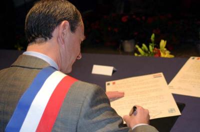 Burgemeester Jeanneteau tekent het contract