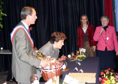 De mand met streekproducten uit Warmond