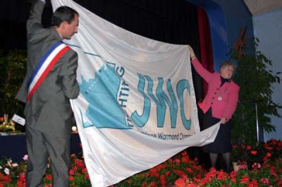 De vlag, geschonken door JWC Warmond aan de gemeente Champign
