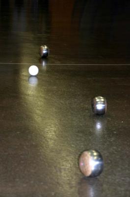 De witte bal (maitre) moet geraakt worden