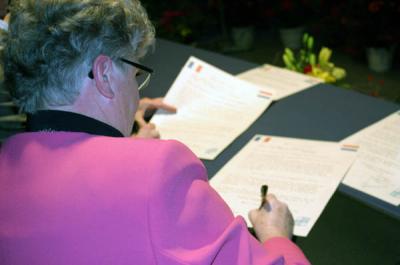 burgemeester Vosjan tekent het contract