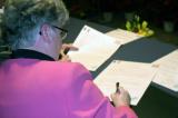 burgemeester Vosjan tekent het contract