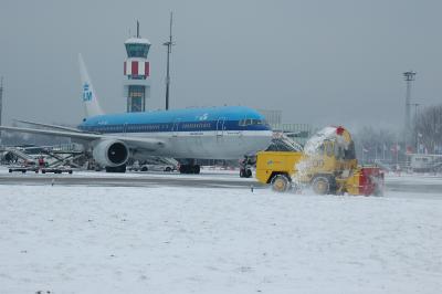 Sneeuwruimen 3-Maart-2005 Airport Rotterdam
