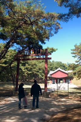Walking around the Royal Tombs