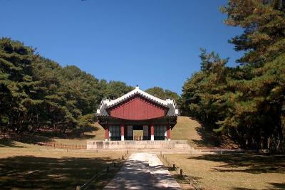Walking around the Royal Tombs