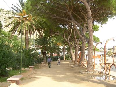 u49/kenkirk/medium/36507925.MondelloBeachsidePromenade.jpg