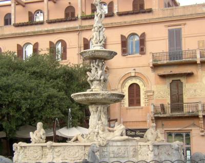 Orion Fountain in Piazza Duomo.jpg