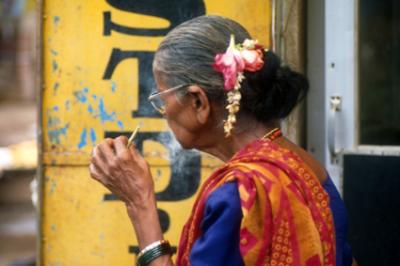 peopleIN1043_womansmoking.jpg