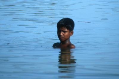 Kerala1030_Backwaters_bathing.j