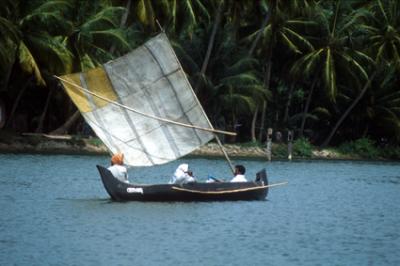 Kerala1075_Backwaters_boat.jpg