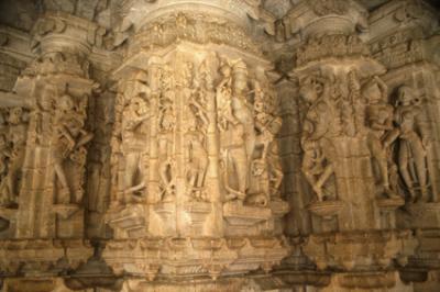 templeIN1329_pillars_Ranakp.jpg