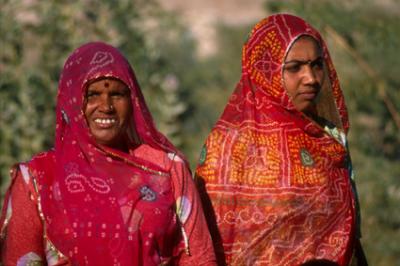 u49/lcarlsen/medium/36410272.peopleKhitchan103_2women.jpg