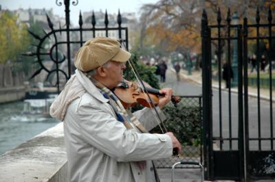 November 2004 - Violonist  Near Notre Dame de Paris 75001