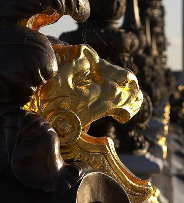 Lion-detail-on-Alexandre-III