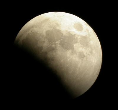 Lunar eclipse, October 27, 2004
Nikon cp4500 & Kowa 663 scope