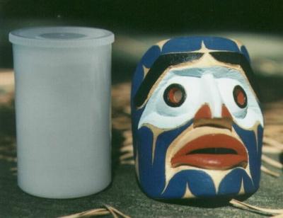 u49/sportour/medium/40959951.MiniatureNuxaltmaskwith35mmfilmcassette.jpg