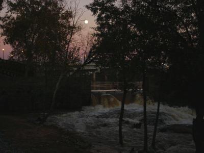 u49/susanne_medic/medium/36789933.MoonandWater.jpg