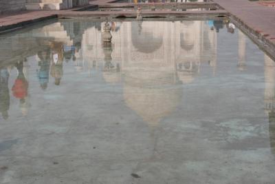 Taj Mahal Water Reflection.jpg