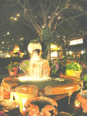 DowntownMickeyWaterFeatureTopiary.jpg
