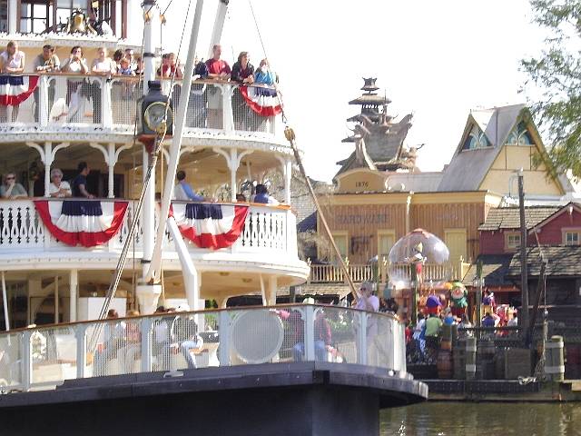 MKMarkTwainParadeFloat.jpg