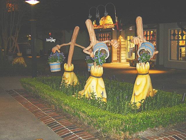 DowntownBroomStatues.jpg