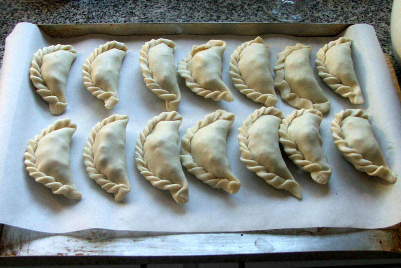 Llevarlas a una placa de horno, pinceladas con yema de huevo