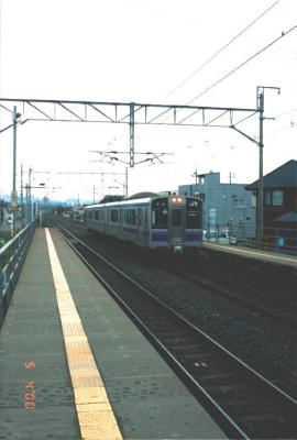 Yadamae Station - train pulling in