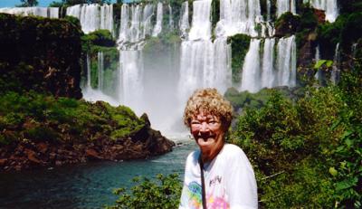 u5/justinleach/medium/41050627.Iguazufallsaftertheboatride.jpg