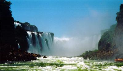 u5/justinleach/medium/41050636.Iguazufallsboatride.jpg