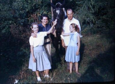 Winnie (Winiferd)  Andy's wife Mart,  Maud the horse Andy Grindstaff, LaVern ( Sharon)