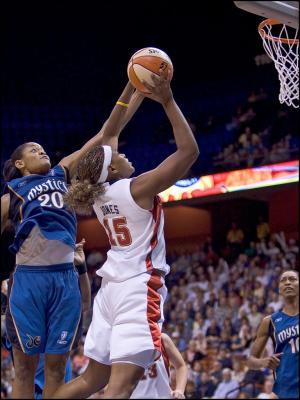 05-Alana Beard tries to block the shot of Ajsha Jones.jpg