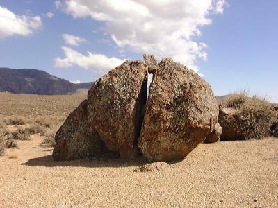 Split boulder, Santa Rita Flat, Mazourka Canyon