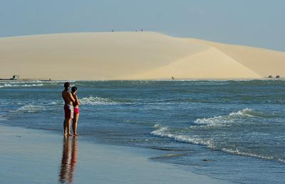 casal contemplando a duna do pr-do-sol