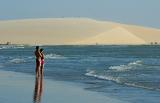 casal contemplando a duna do pr-do-sol