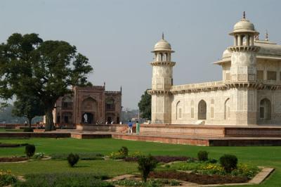 In 1628, 4 years before the Taj Mahal was constructed, Nur Jahan built this tomb for her father, Mirza Ghiyas Beg
