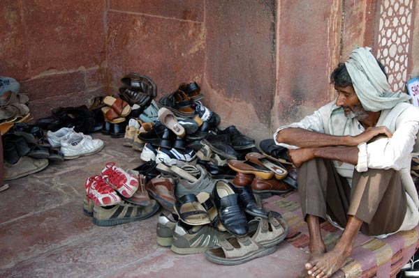 Watching the shoes, Fatehpur Sikri