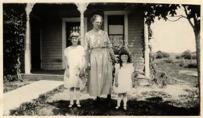 With Auntie Stoy, 1922 (333b)