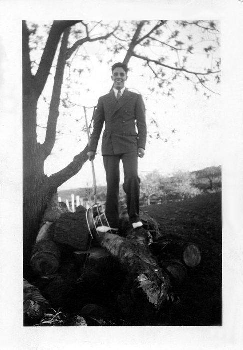 With white shoes and a pitchfork, 1937 (423)