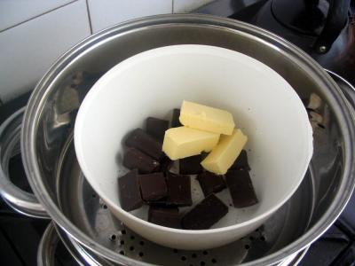 Derretir a bao maria el chocolate con la manteca