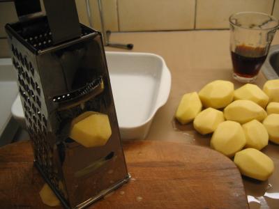 Cortar las papas en rebanadas finas (con procesador o rallador de mano)