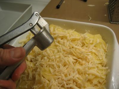 Al final distribuir el ajo picado y el resto del queso