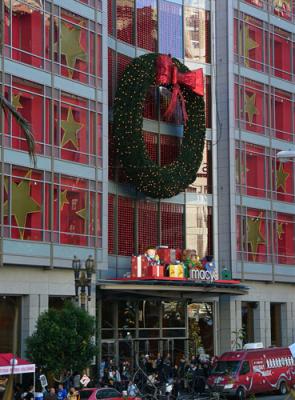 u6/fz10group/medium/37689573.MacyWreath.jpg