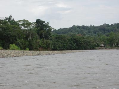 Fahrt auf dem Fluss mit Gummischlauch