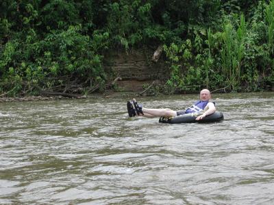 Fahrt auf dem Fluss mit Gummischlauch