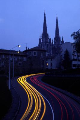 BAYONNE CATHEDRAL AND TRAFFIC